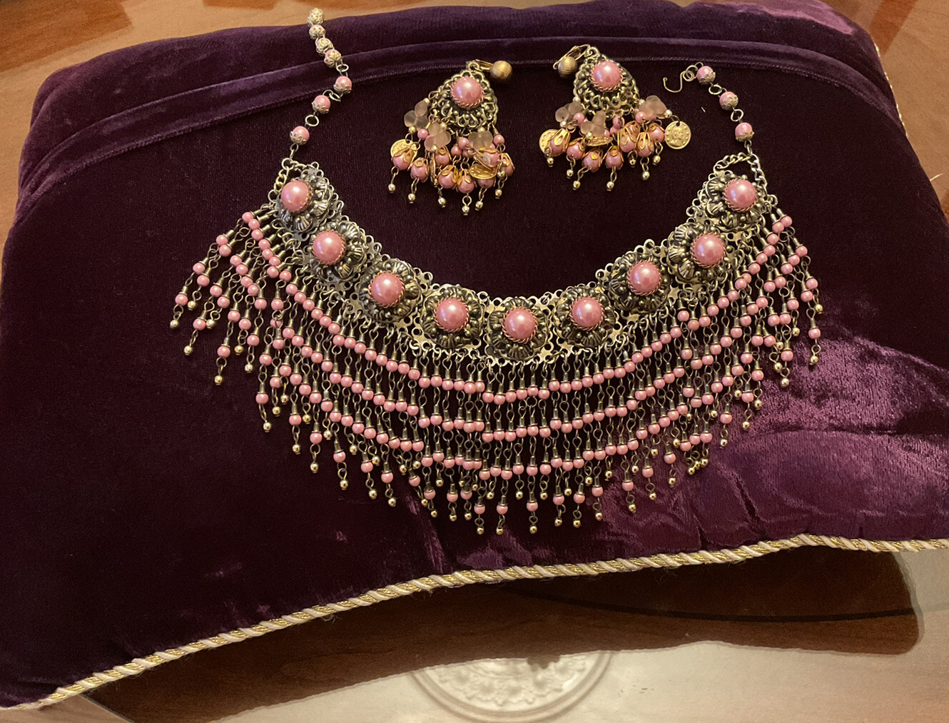 EXTRAVAGANT BEADED CORAL TONED DETAILED FRINGE LADY COLAR/EARRING SET VINTAGE FS