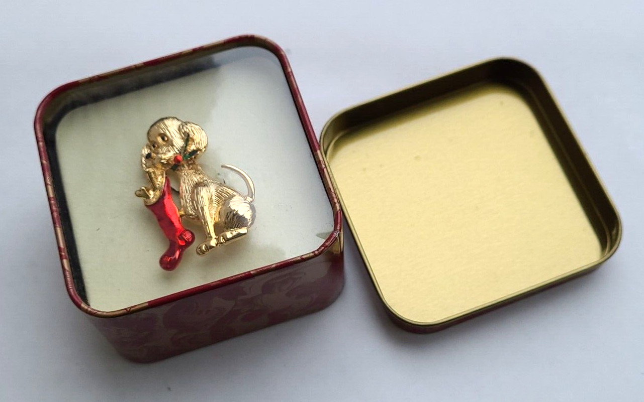 NEW Vtg Gerry’s Christmas Puppy Hound Dog Stocking Gold Tone Textured Pin Brooch
