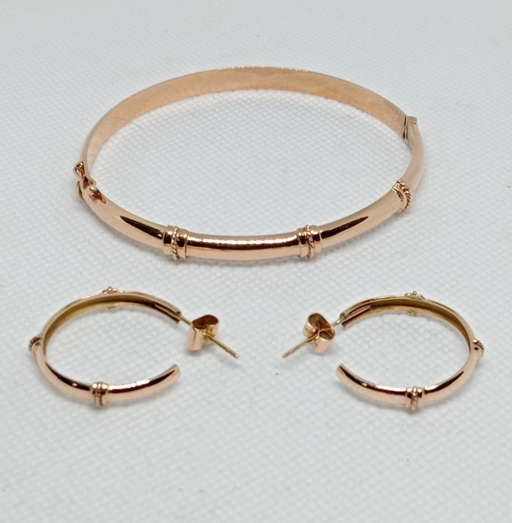 18K YELLOW GOLD BANGLE BRACELET w/ MATCHING EARRINGS TOTAL WT 13.3 GRAMS