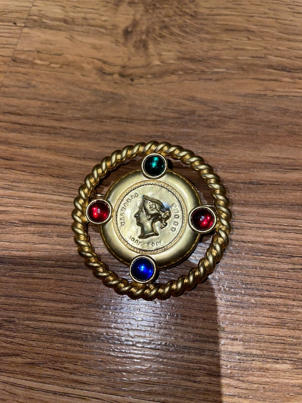 QUEEN VICTORIA CABOCHON JEWELED FAUX COIN DESIGNER STYLE PIN VINTAGE