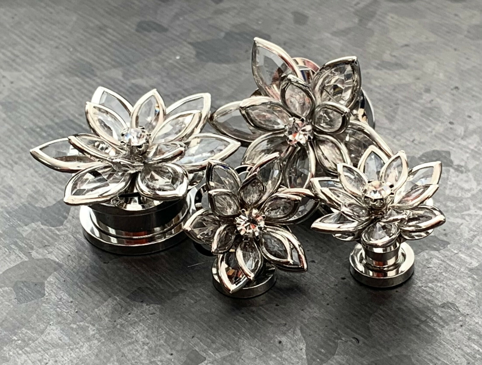 PAIR Crystal Petals Flower Steel Screw Fit Tunnels Plugs Earlets Gauges