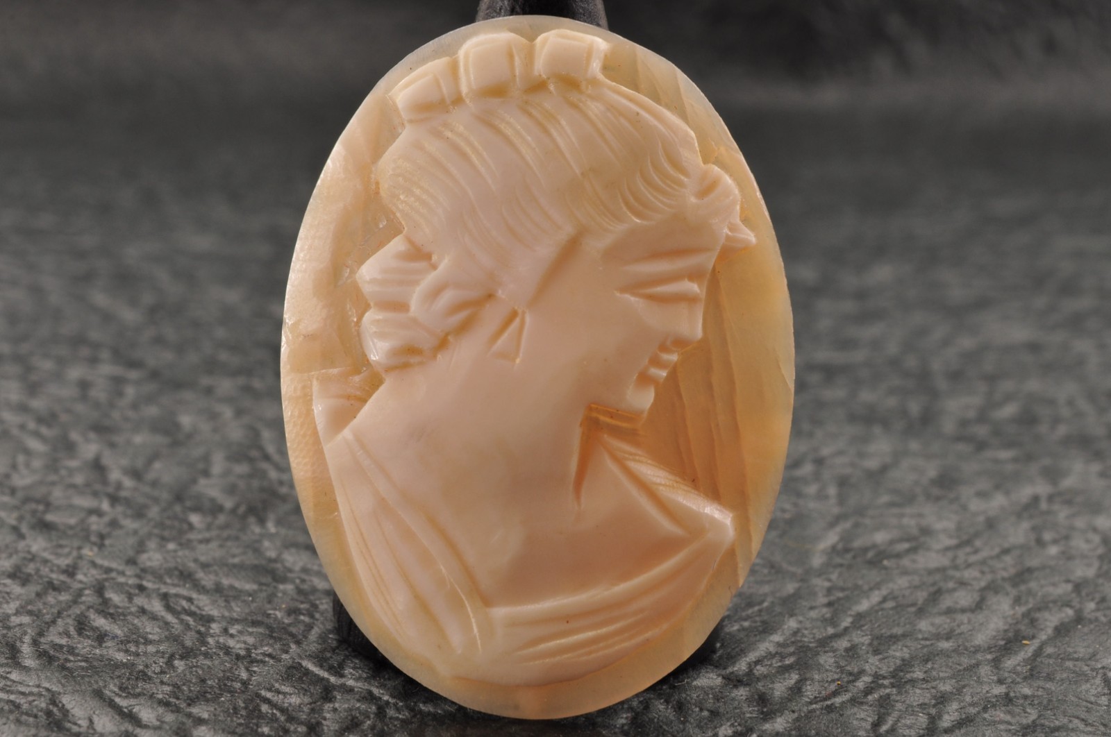 9 items , vintage shell cameo White and brown color (Total 188.5ct) with case.