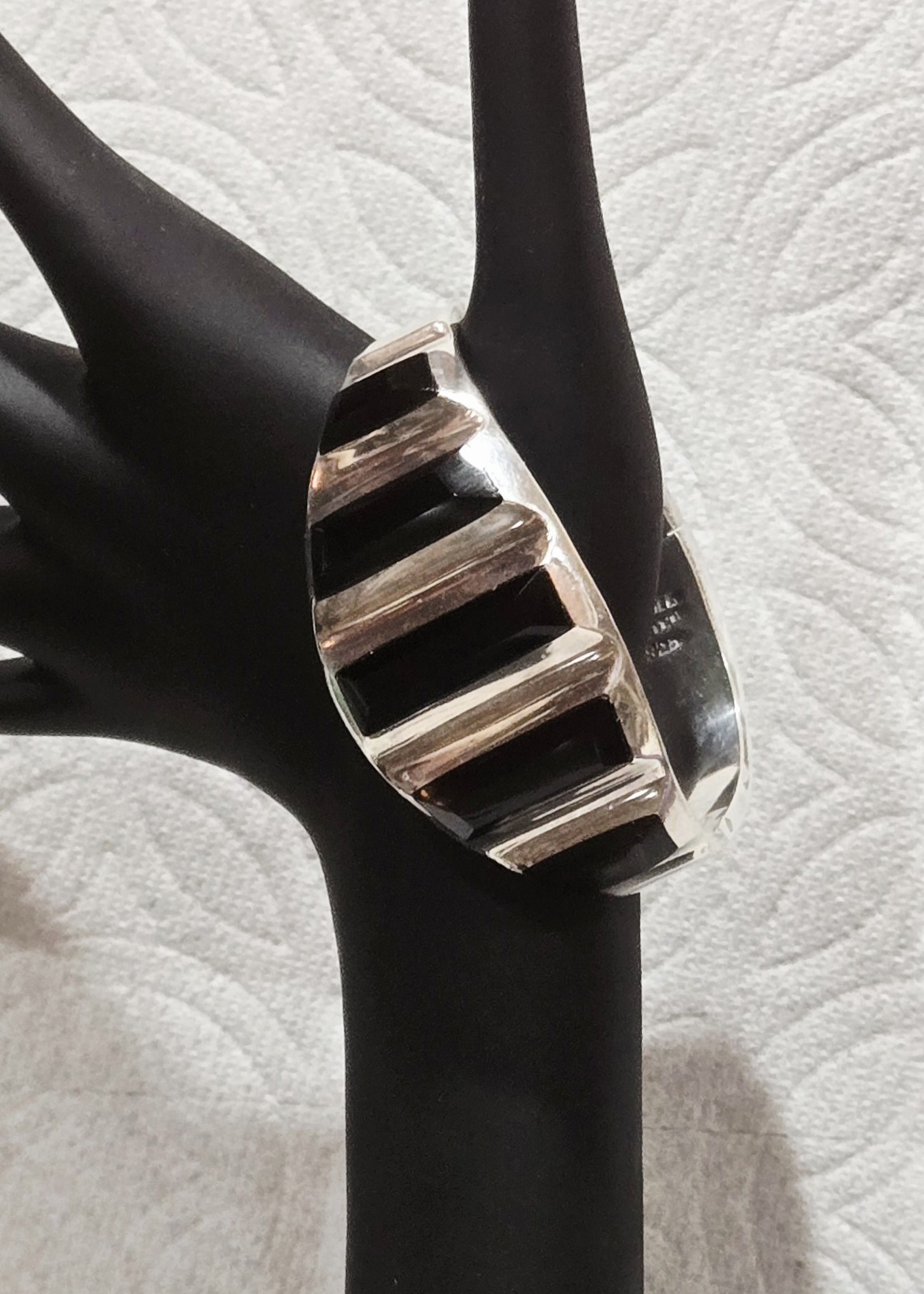 1980s TN-177 MEXICAN MODERNIST Sterling Silver Black Onyx Hinged Clamp Bracelet