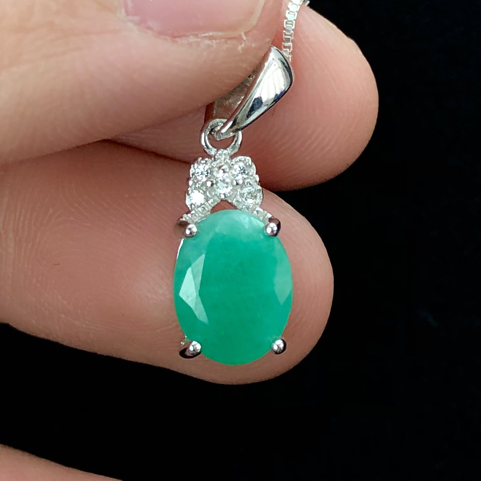 Natural Emerald Gemstone 925 Sterling Silver Pendant Oval Top Rich Green