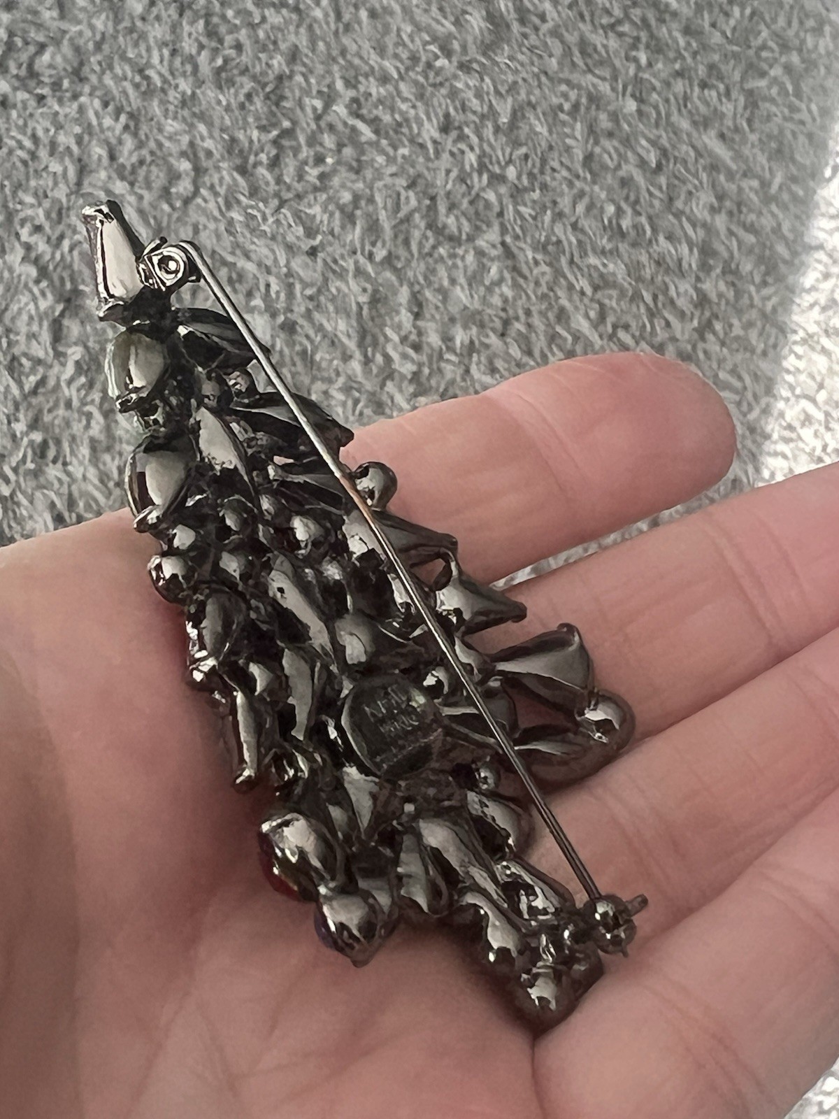 Vintage 2006 Avon Rhinestone Christmas Tree Collectible Brooch Pin
