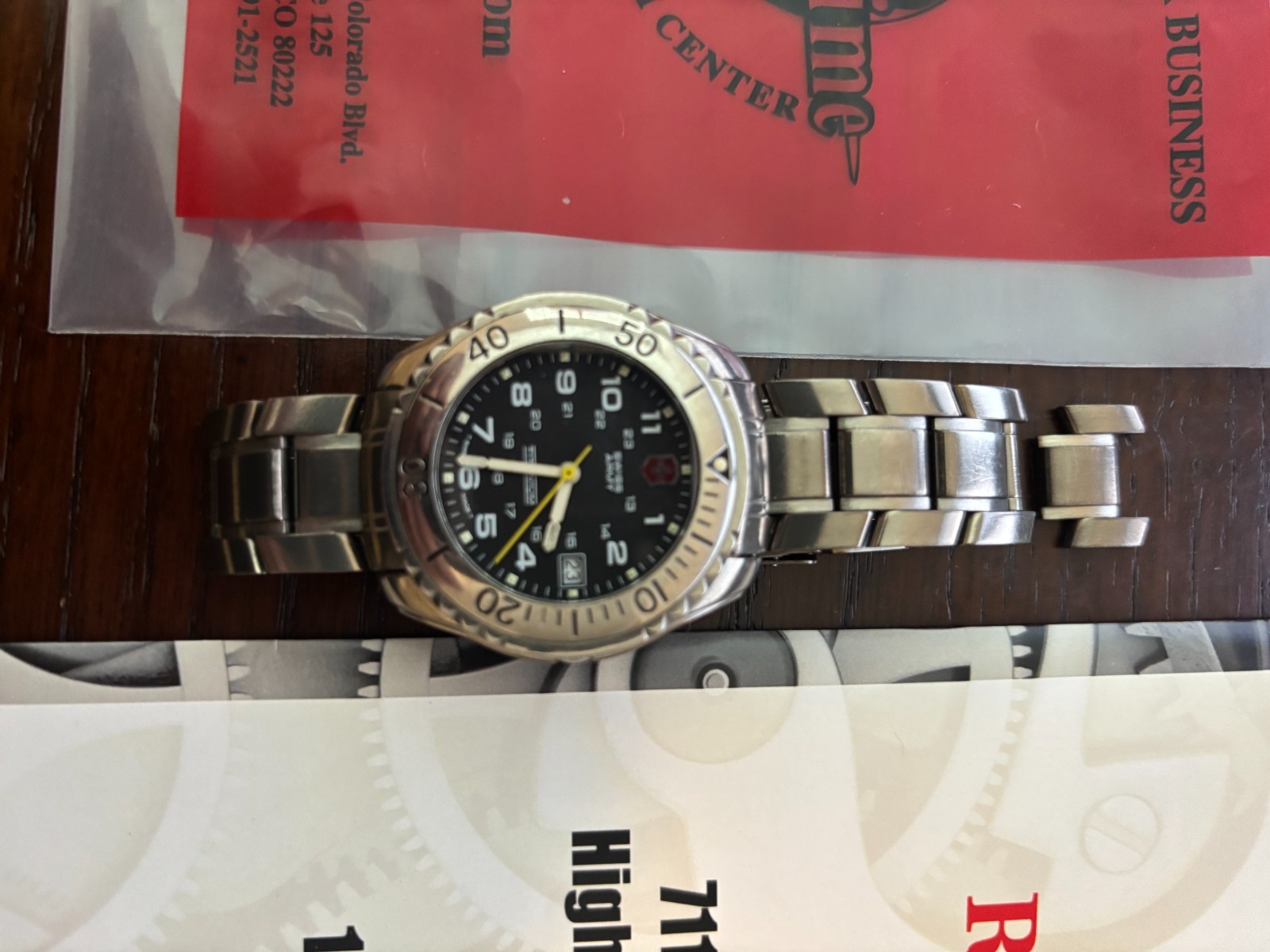 Men’s Swiss Army RB330 Model 24304 Titanium Dive Watch & Bracelet – Very Sharp!