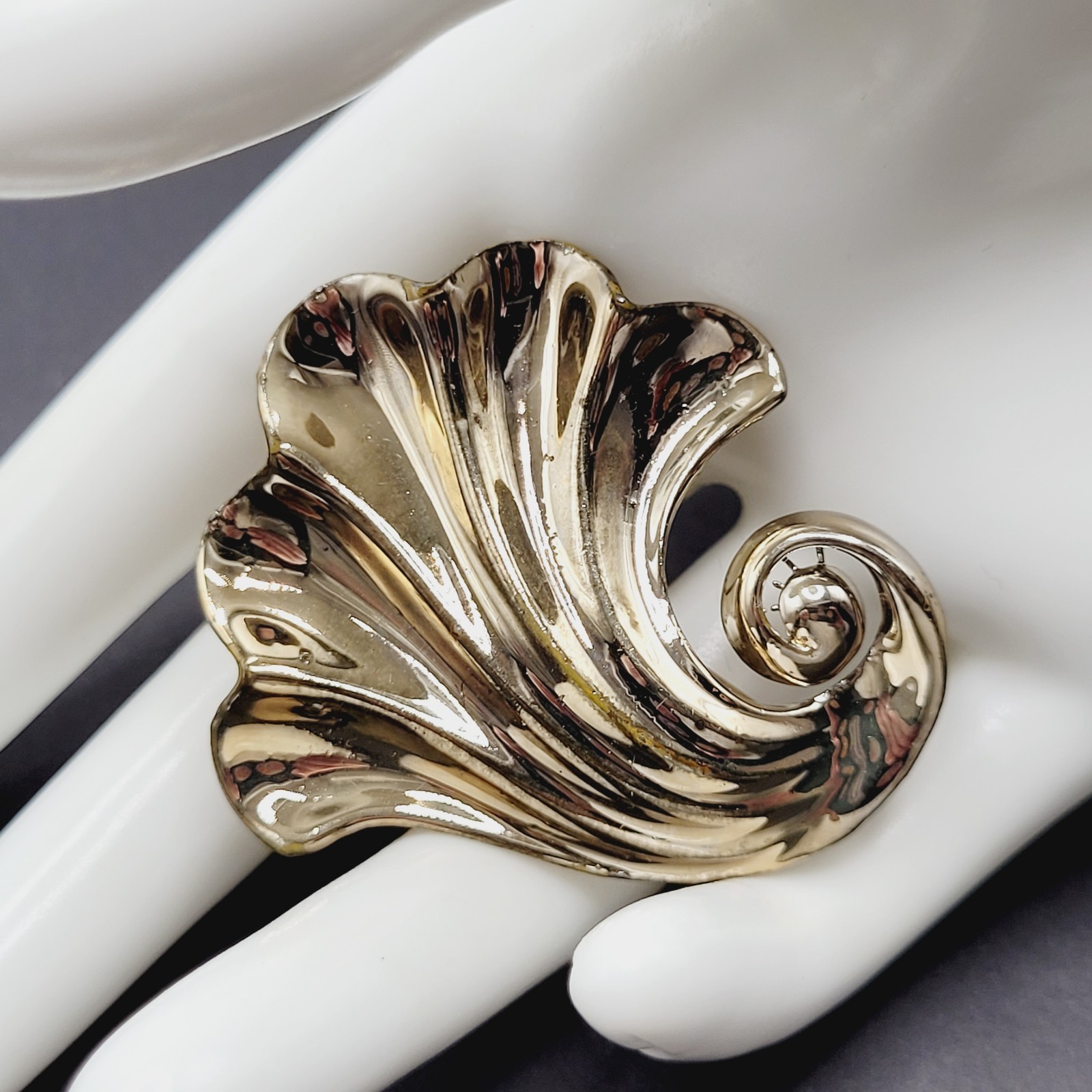 Nouveau Style Nautical Shell Swirl Wave Gold Tone Pin Retro 1940s Style Brooch