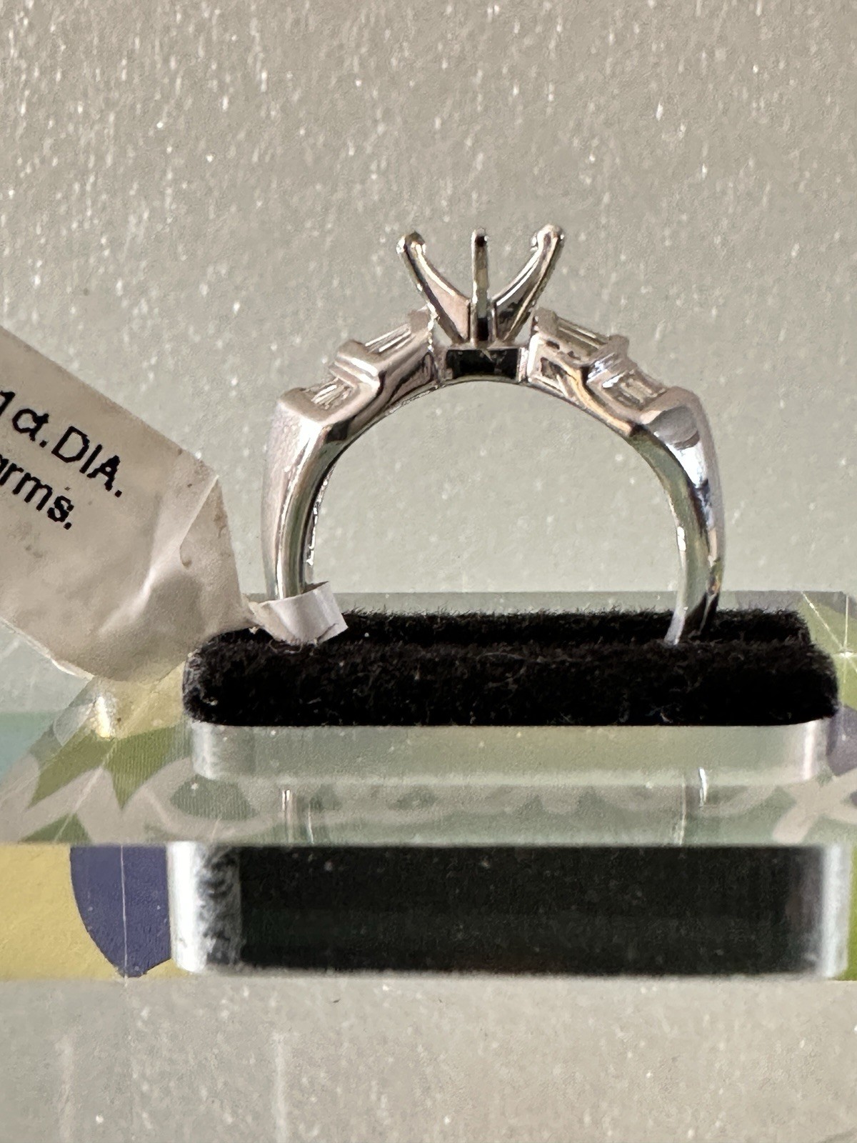 18kt.white gold semi mount ring with baguette diamonds size 7,4.90 gram.