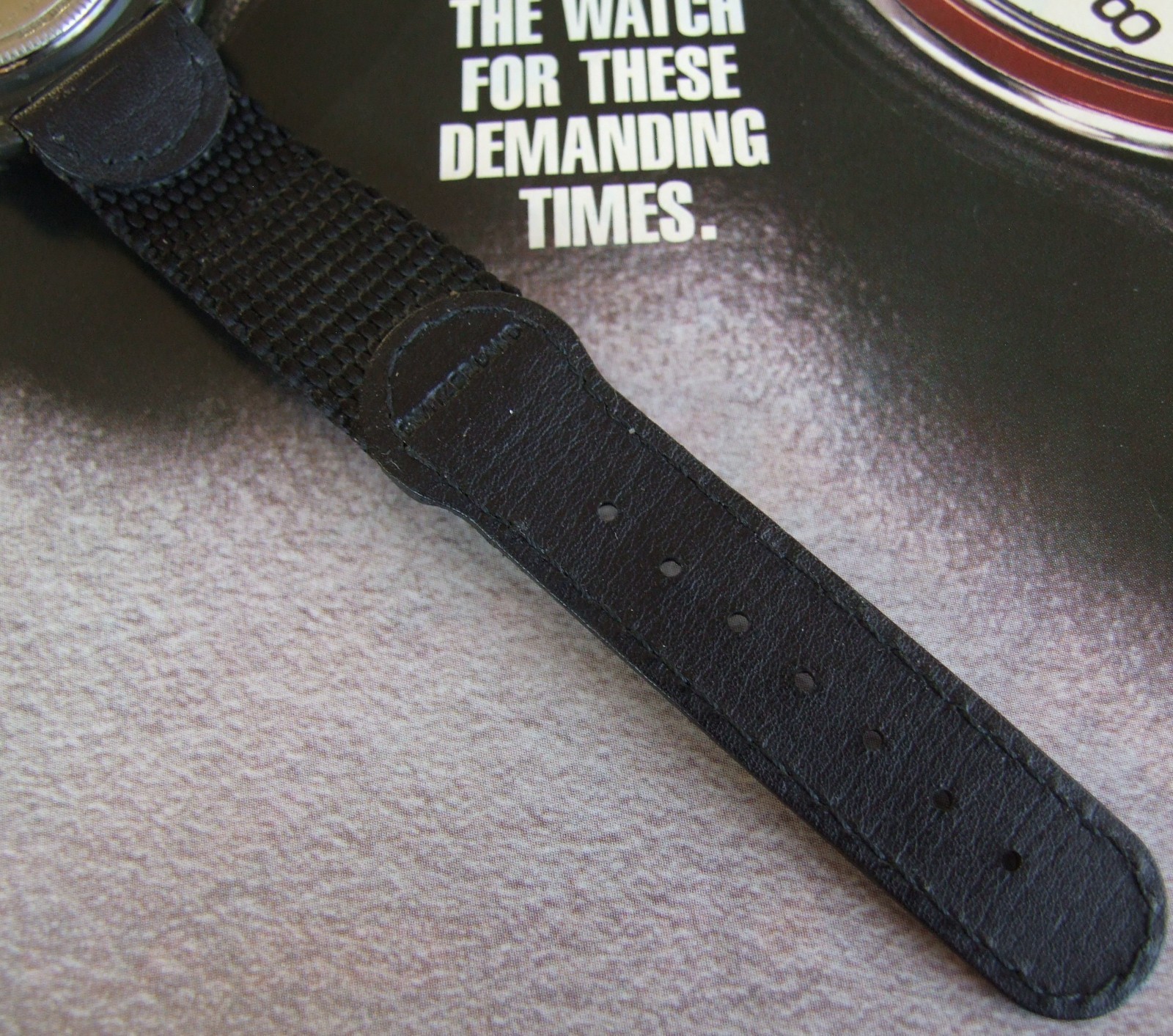 SWISS ARMY Watch~Men ‘The Famous’ ORIGINAL Series 2000 ClaSSiC RED~OEM STRAP~EUC