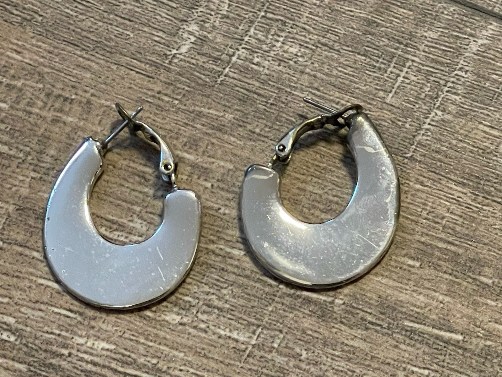 Vintage Silver Tone Thick Hoop Earrings Hinged Latch Back 1.4”