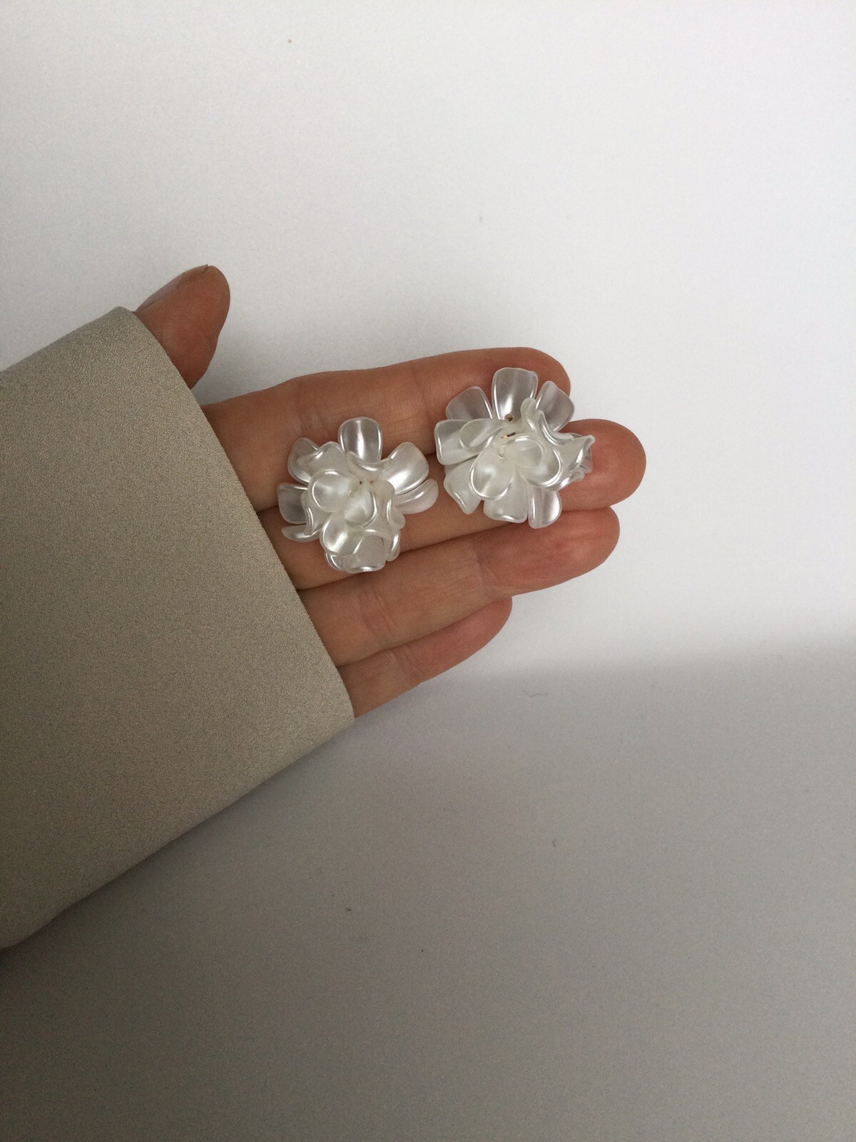 NWT Earrings Trendy Fashion Stud White Resin Flower Korean Style Statement