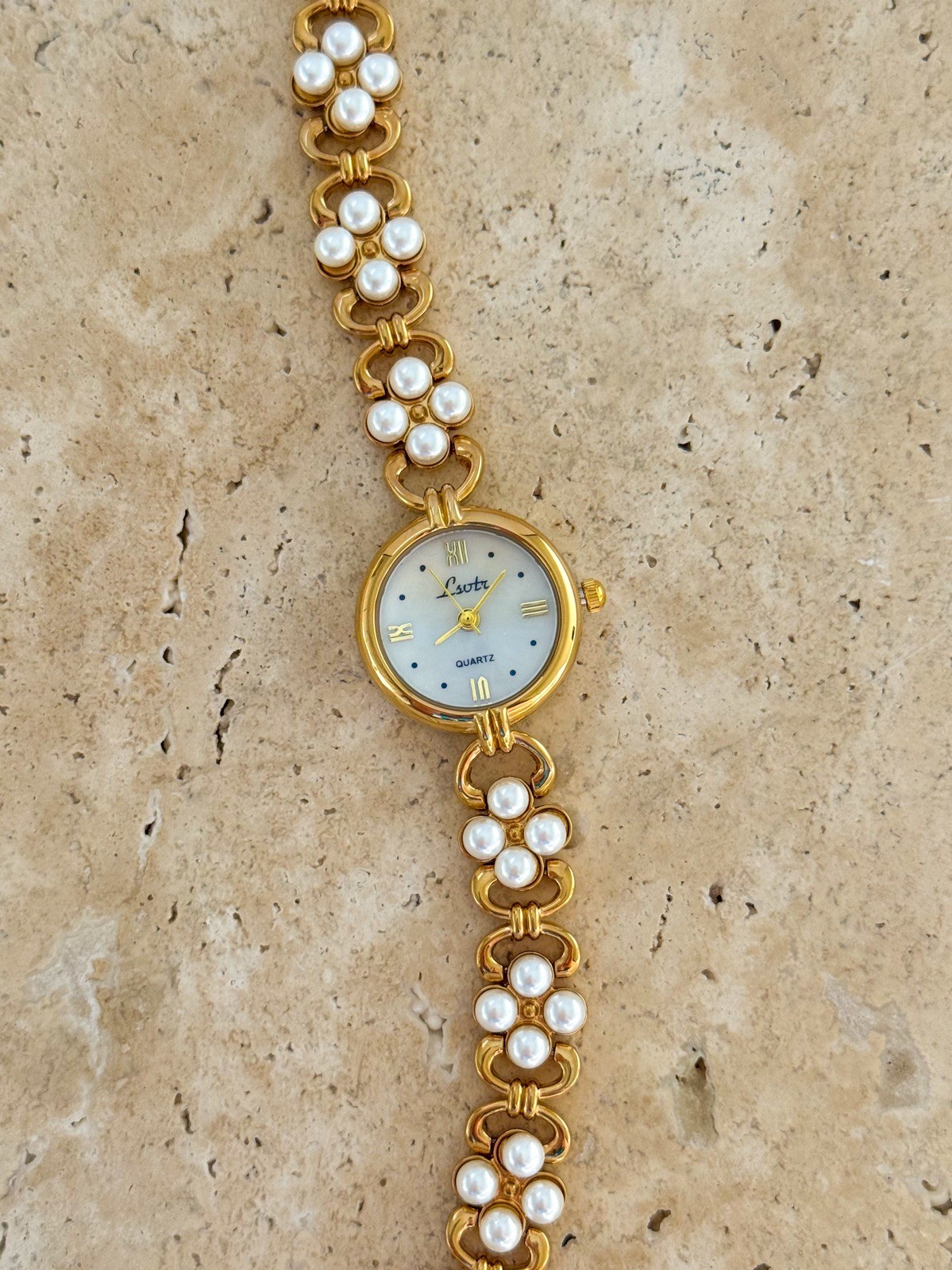 Elegant Women Pearl Watch Bracelet In Gold Tone With Minimalist Vintage Style