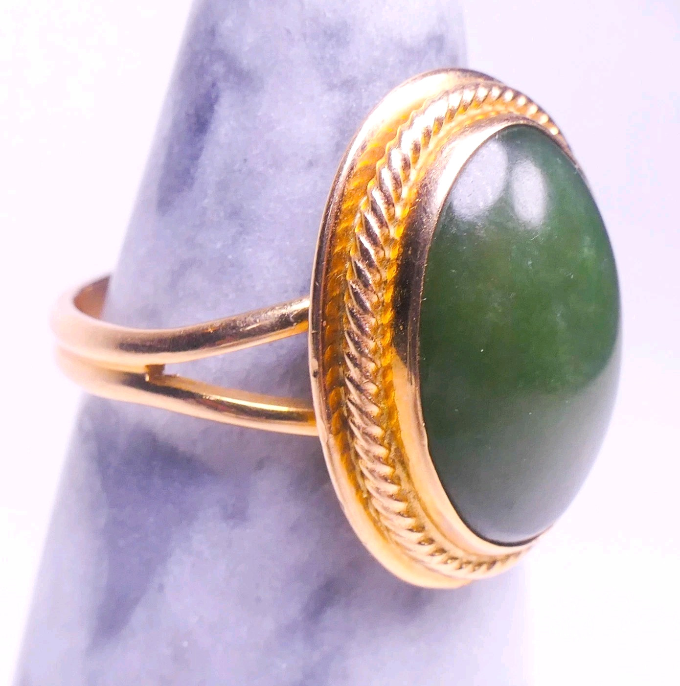 14K Yellow Gold `13.3X9.7mm Oval Jade Cabochon Split Shank Ring Size 4.5 4.10g