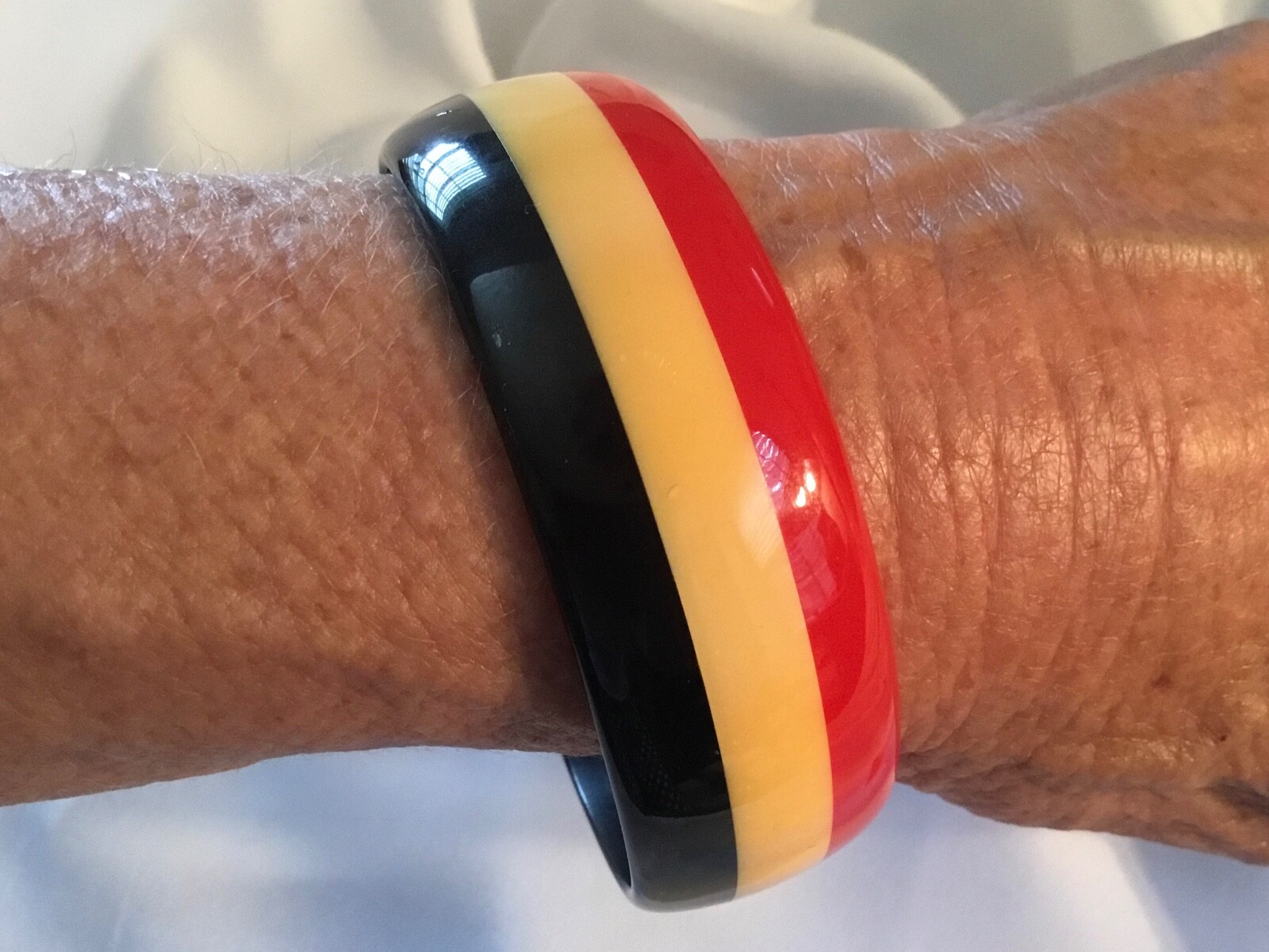VINTAGE 3 COLOR LAYER STRIPED LAMINATE BAKELITE BANGLE BRACELET~BLACK YELLOW RED
