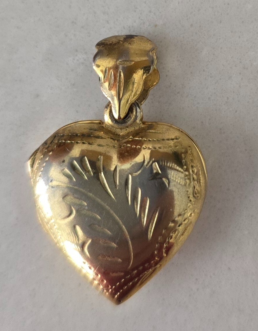 GOLD STERLING SILVER PUFF HEART LOCKET ETCHED DESIGN STAMPED 925, 3 GRAMS, 20 MM