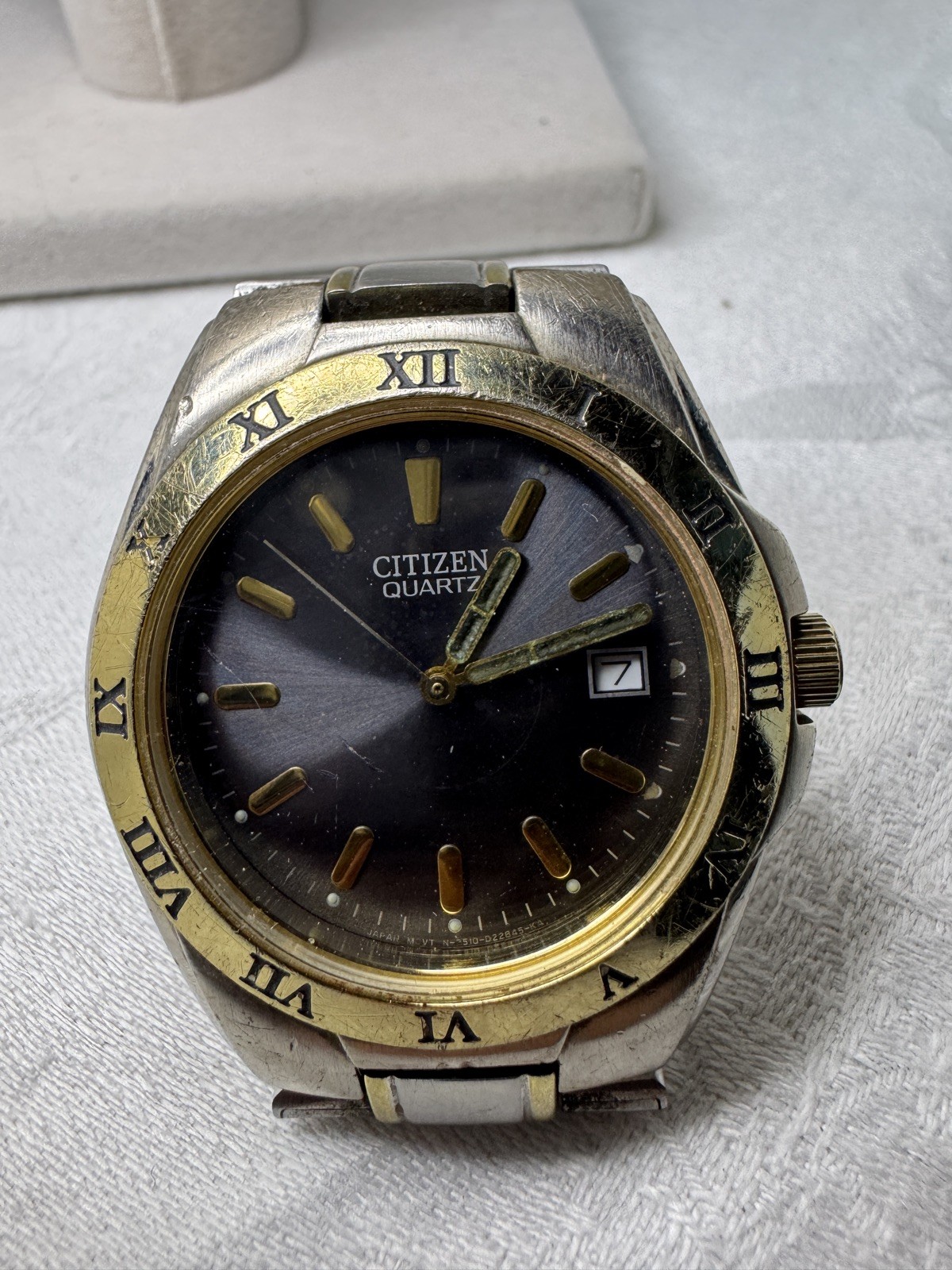 Citizen 2510-S599353 Two-tone Black Dial Roman Numeral Bezel Date, minor wear