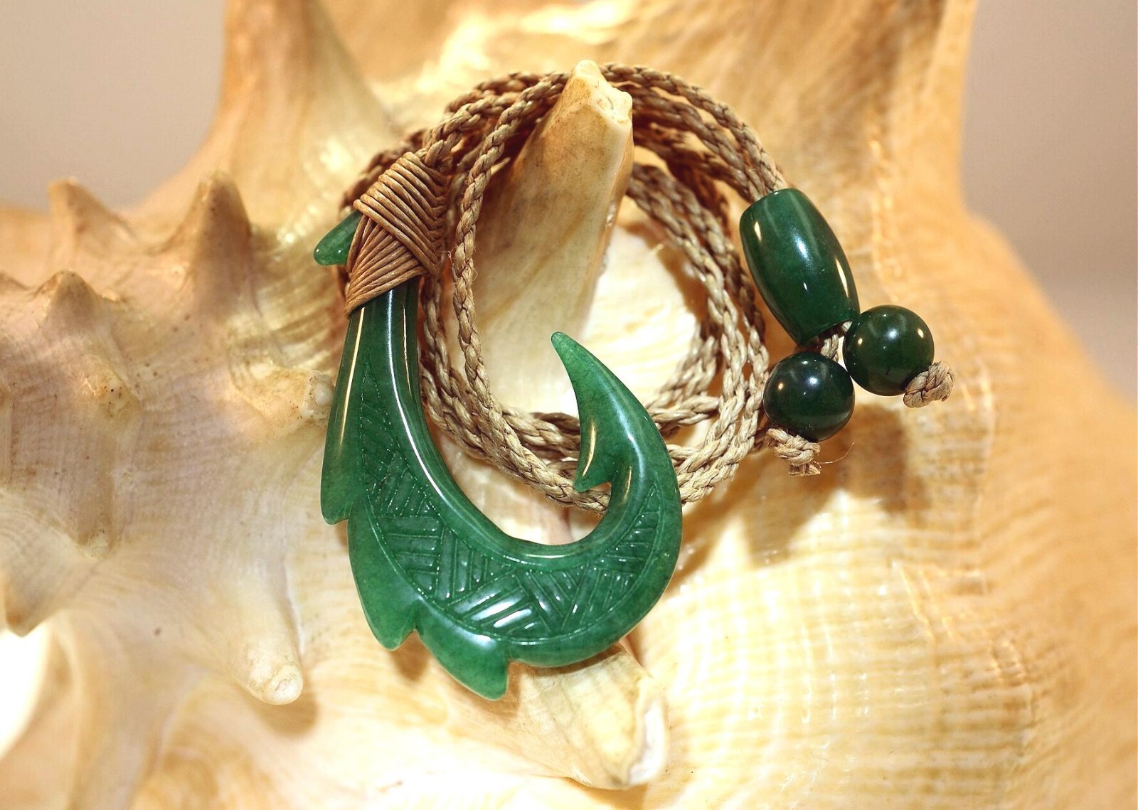 30MM HAND-CARVED GREEN JADE HAWAIIAN POLYNESIAN MAKAU SHARK FISH HOOK NECKLACE