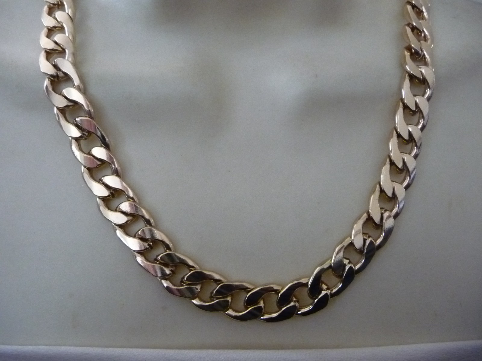 HEAVY GOLD TONE LINK CHAIN 9” L X 1/2” W NECKLACE #32/30