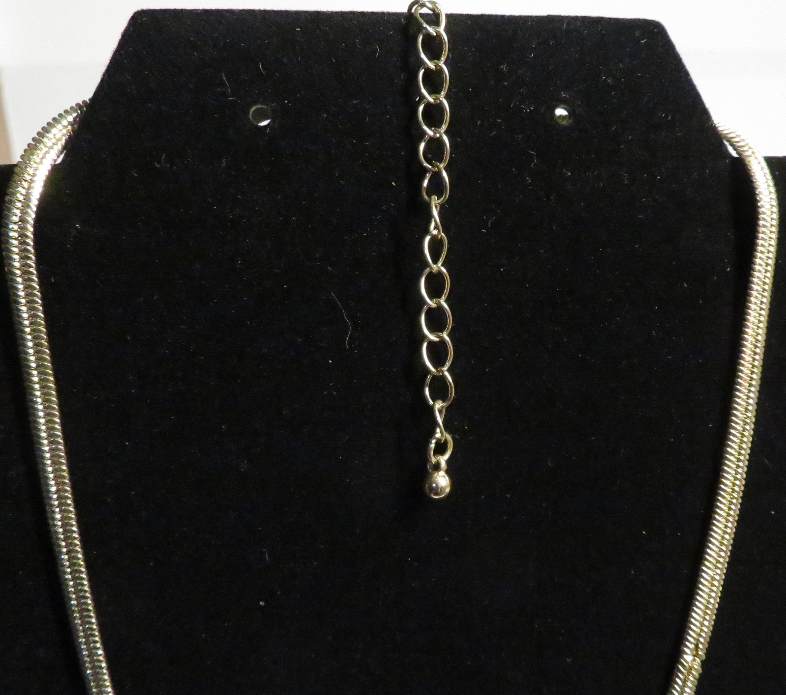 Vintage Women Gold Tone Herringbone Chain Necklace Flat Snake Choker 15-19″ adju