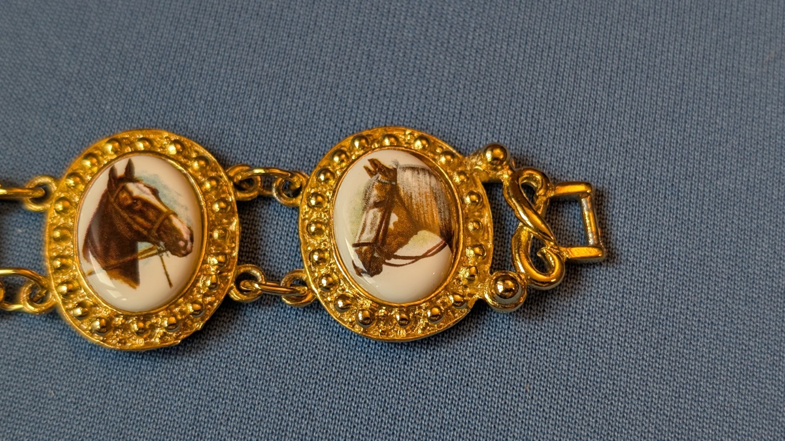 Vtg porcelain horsehead portrait fashion jewelry bracelet, gold metal setting
