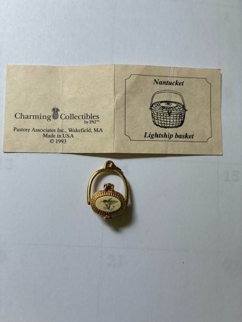 Charming Collectables Nantucker Lightship Basket w/hmmingbird design