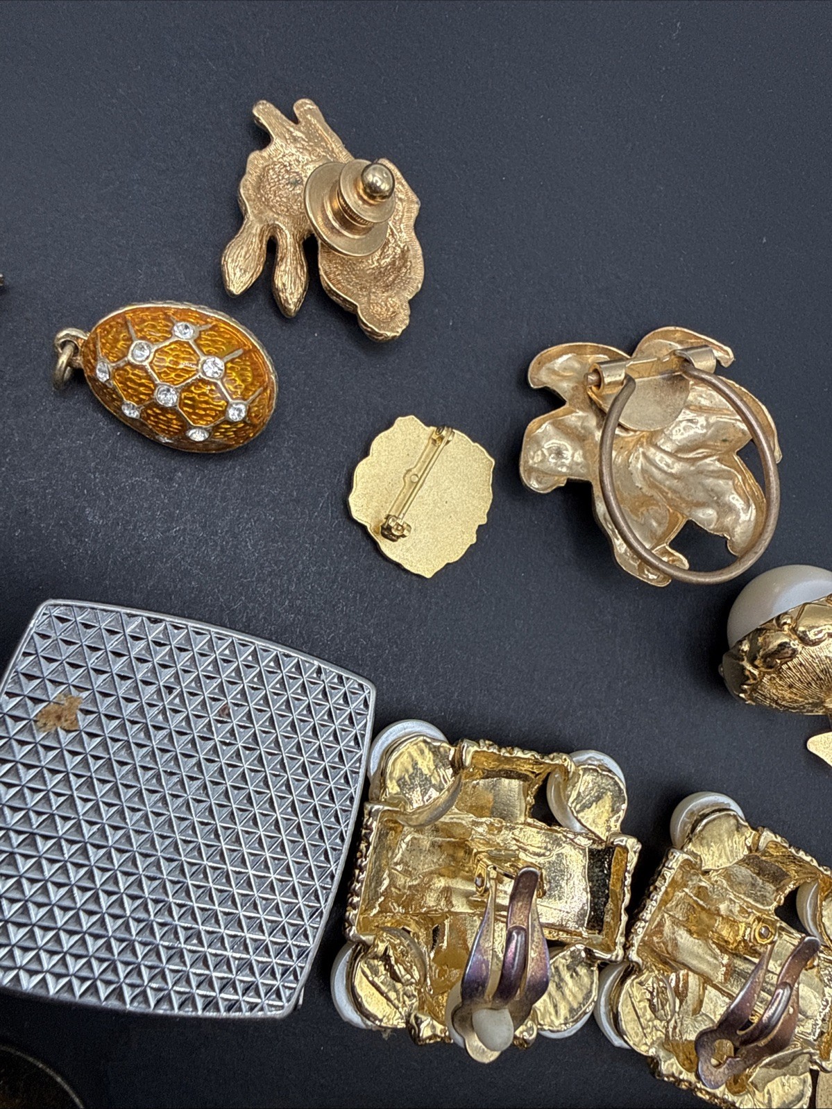 Lot Of Vintage Jewelry Accessories And Other Fun Things Mostly Gold Tone J4
