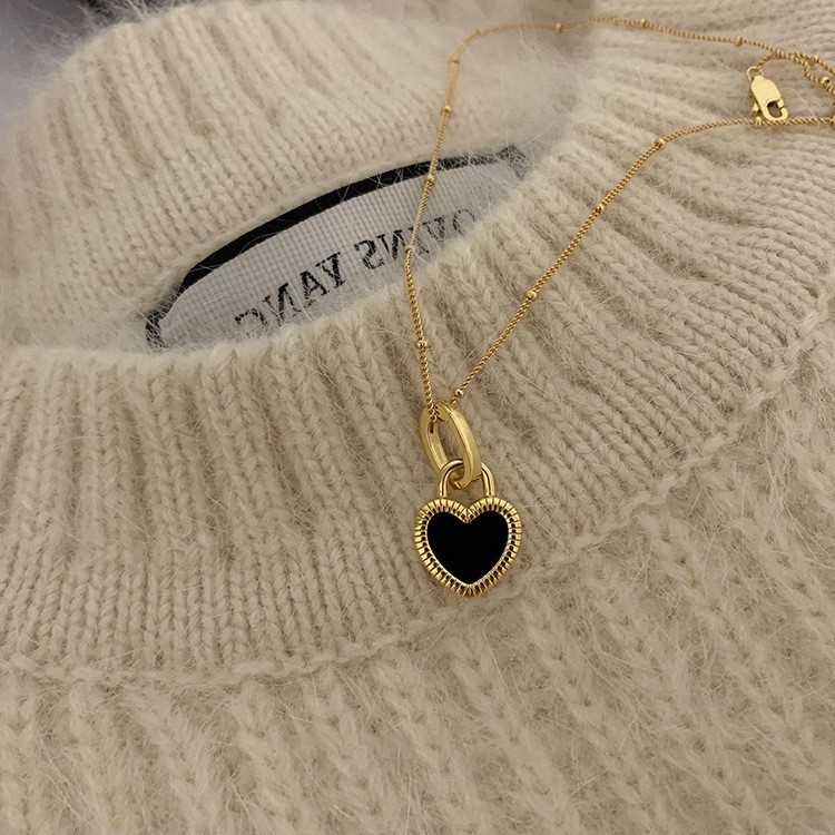 Women’s Double-Sided Shell Heart Pendant Necklace – Minimalist & Versatile