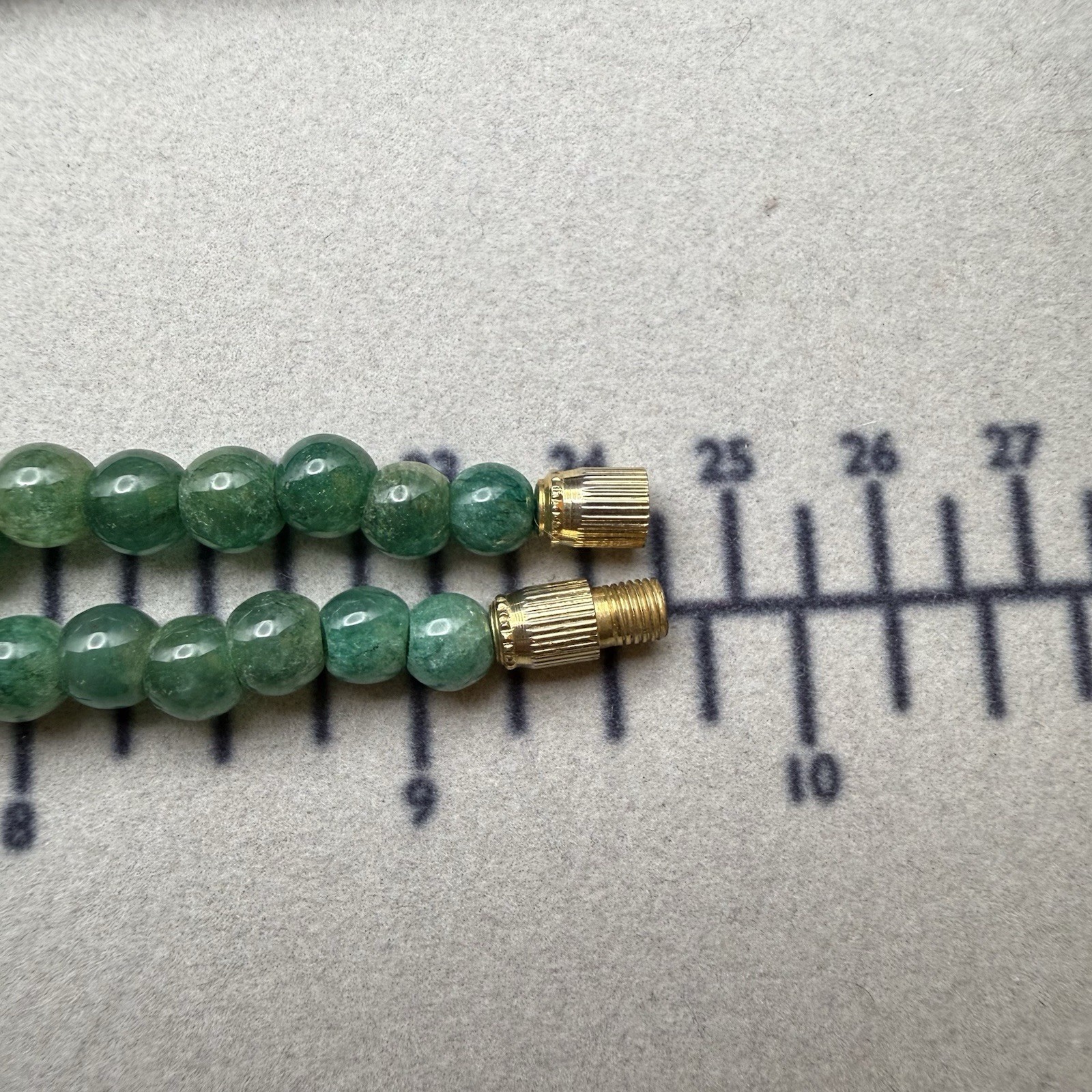 Vintage Emerald Green Dyed Jade Quartzite Beaded Necklace 19″ Barrel Screw Clasp