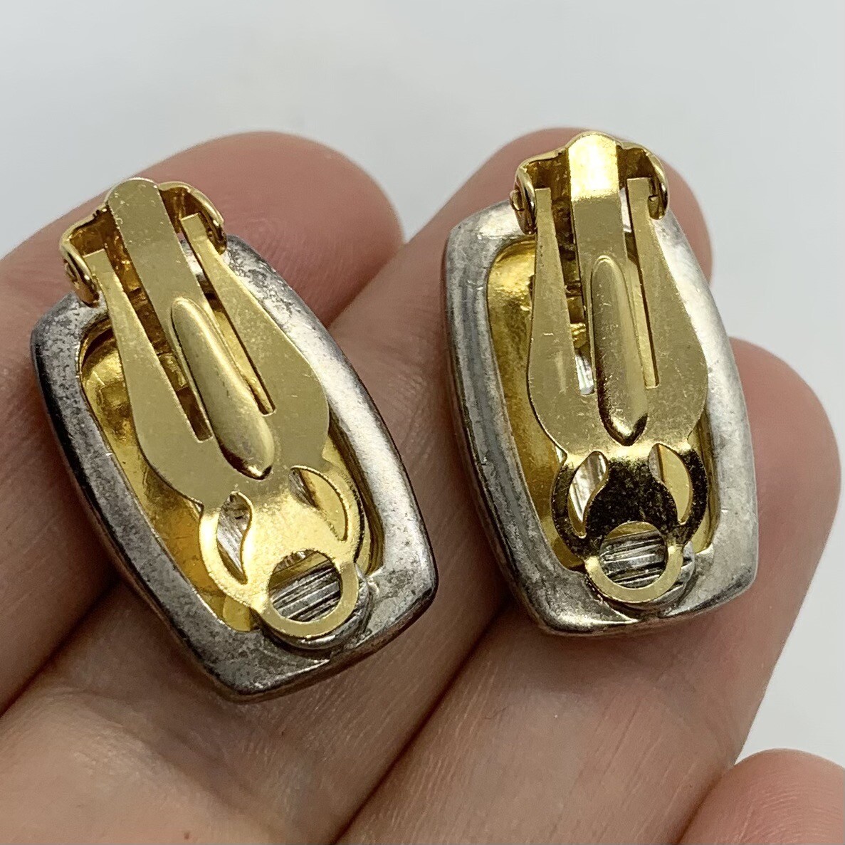 VTG CHIC SATIN BRUSHED SILVER GOLD PEBBLED STUDDED RECTANGULAR EARRINGS CLIP-ON