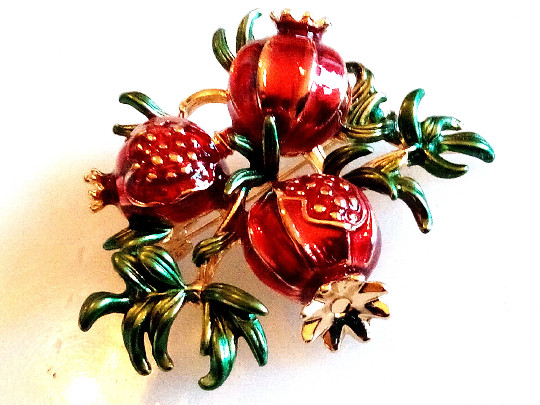 POMEGRANATE BROOCH!Food/Drink Pin.Red Enameled Fruit With Green Leaves.Gold Tone