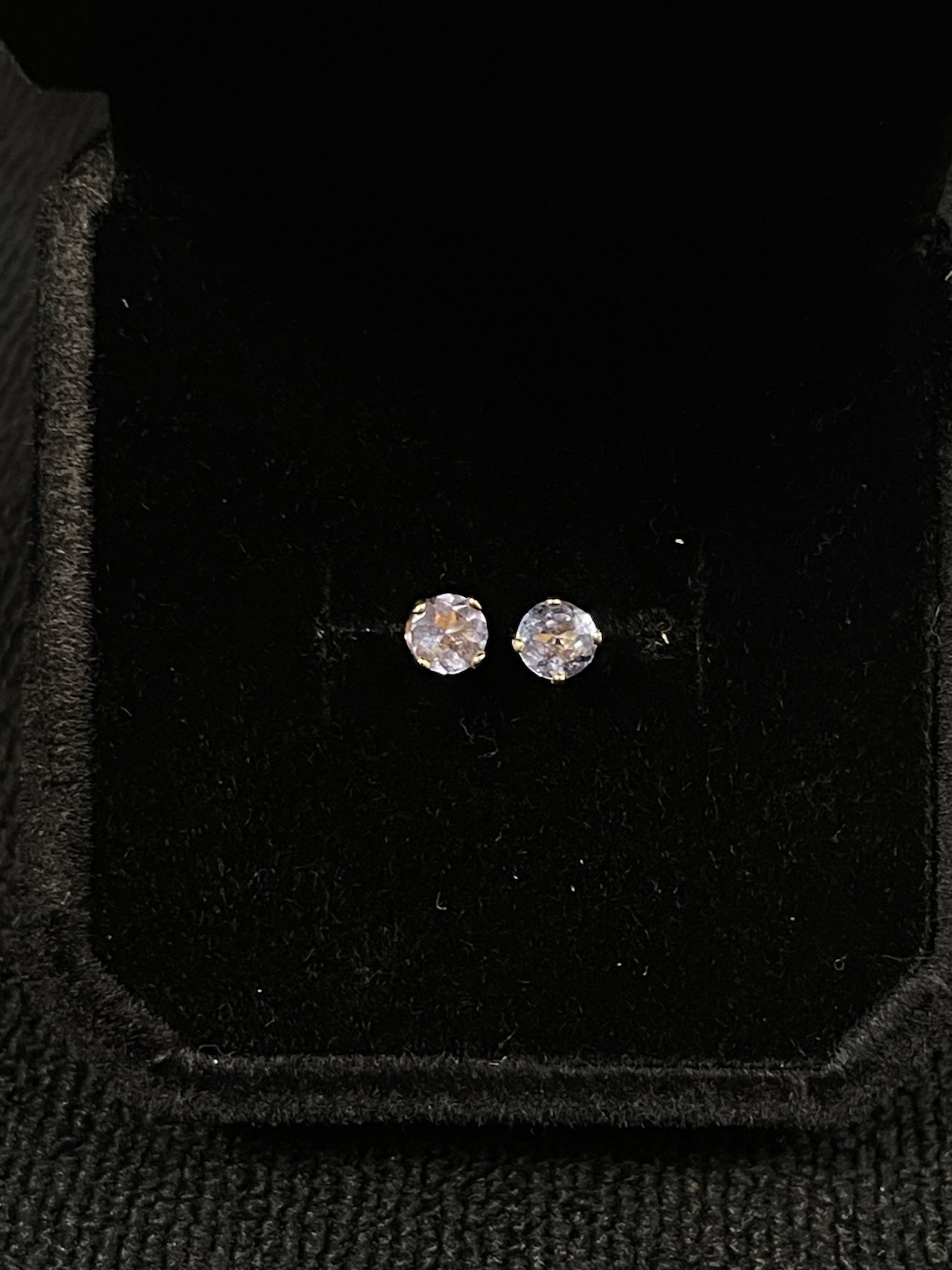 14k round cut tanzanite stud earrings. They don’t come clutch’s