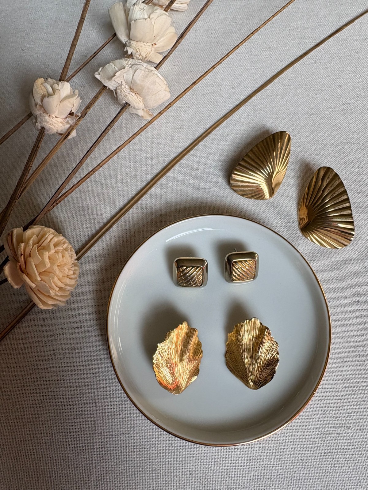 4pc Vintage Gold Tone Coastal Earring Set with Vintage Porcelain Jewelry Tray