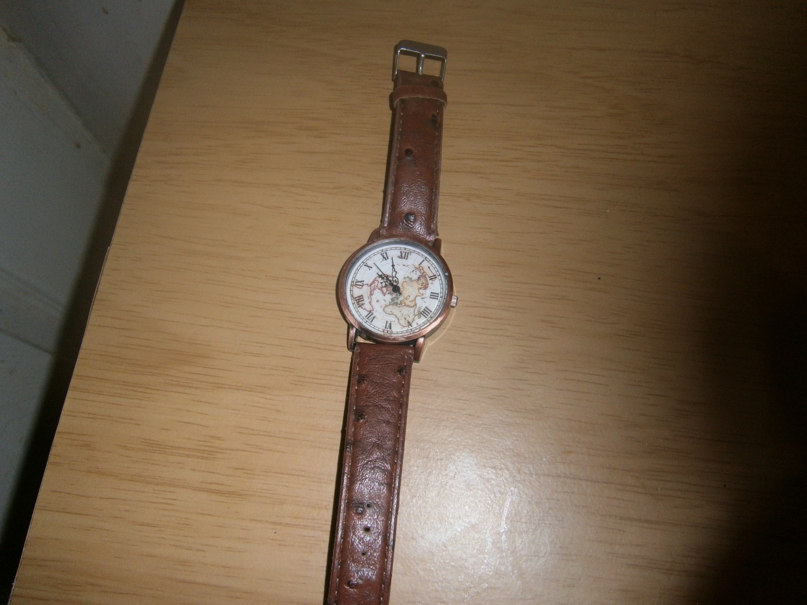 Early 2000’s unbranded mens quartz brown leather watch. Map dial.24cm(E22a1)