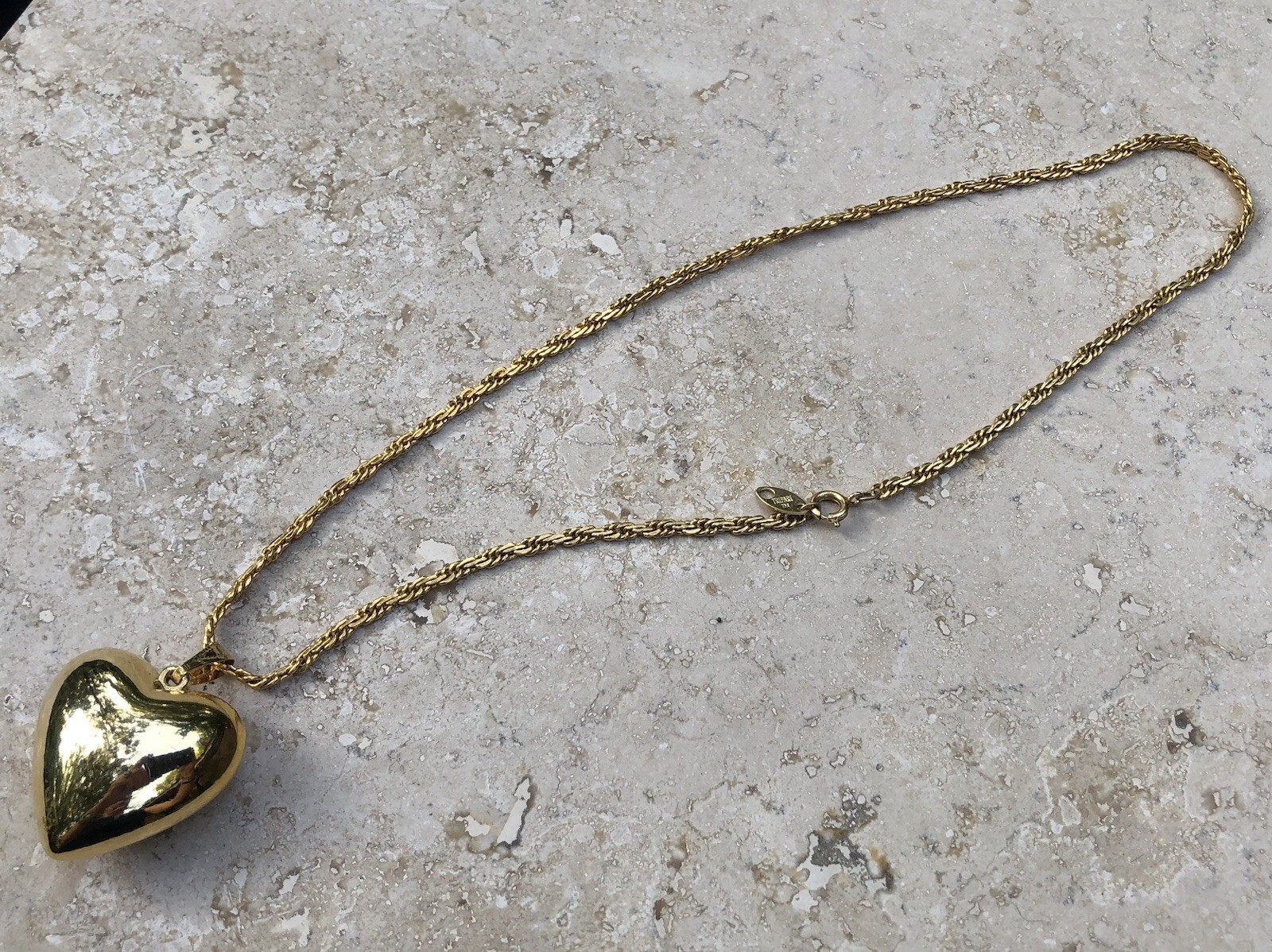✨💛VINTAGE Signed TRIFARI Gold Tone PUFFED HEART Pendant NECKLACE 17+” | Estate