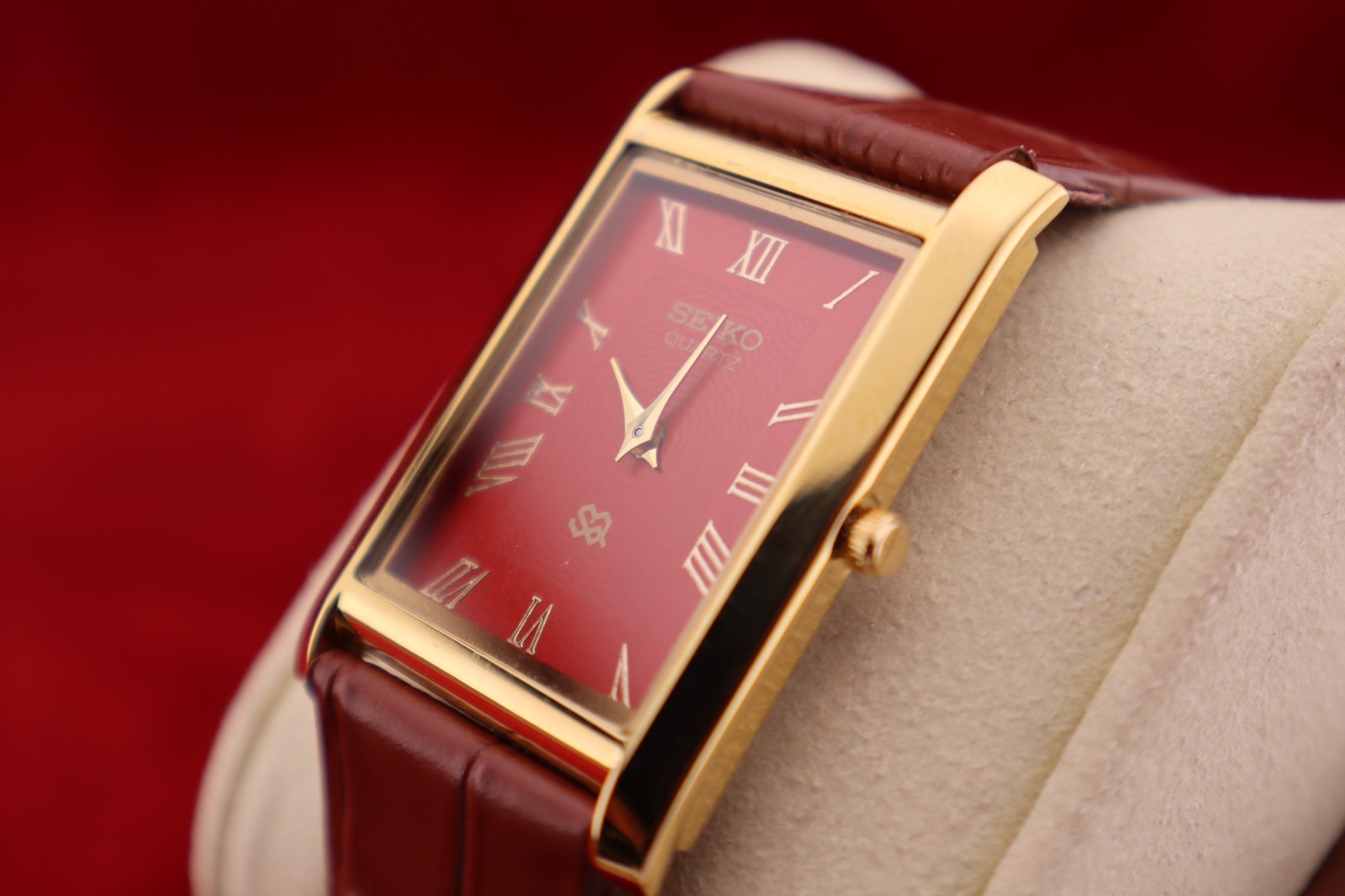 ⌚✨ Vintage Seiko Slim Quartz Gentlemen’s Red Dial ,Light Brown Dress Watch