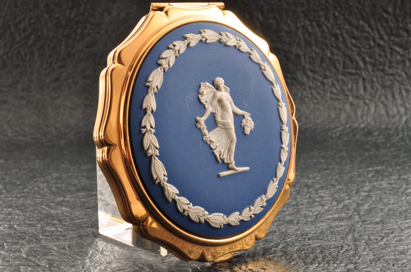 Near mint, England brand “Wedgwood” powder compact and LIP VIEW blue and blue.