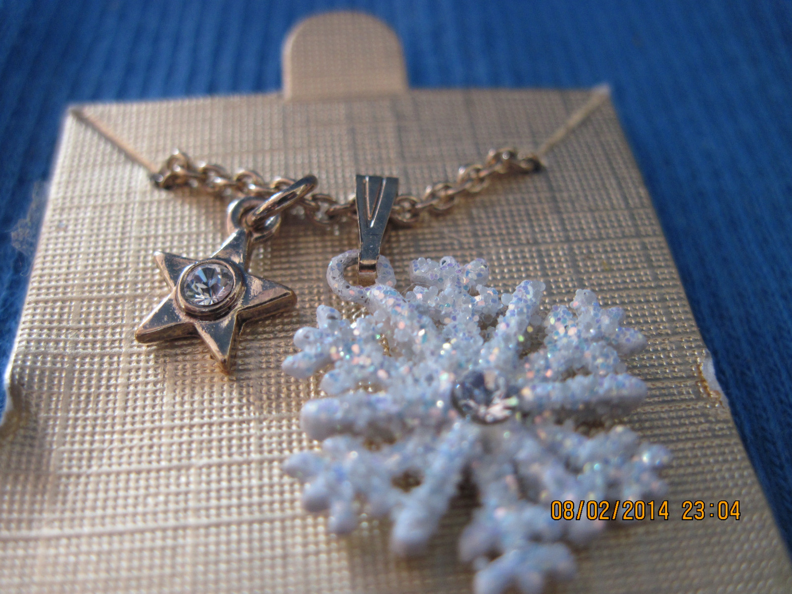 VINTAGE STUNNING GOLD SPARKLY WHITE SNOWFLAKE & CRYSTAL STAR NECKLACE.. 6669