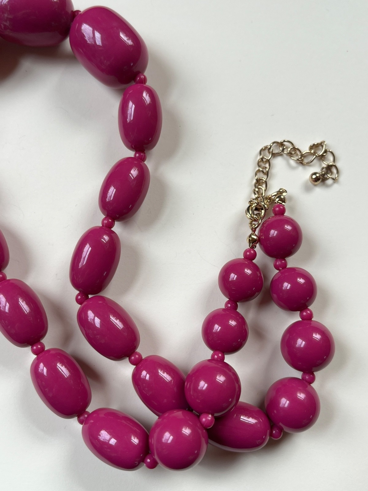 Vintage Chunky Hot Pink Fuchsia Graduated Round & Oval Plastic Bead Necklace –