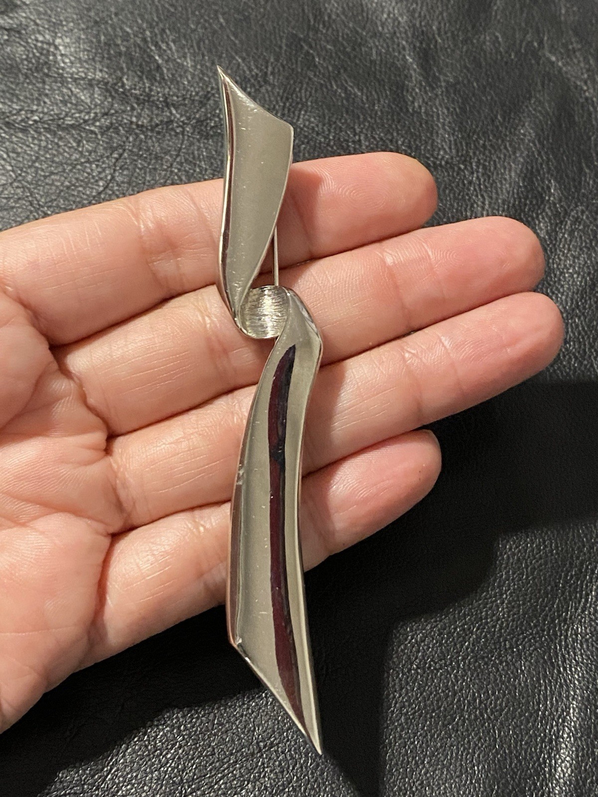 Rare 1988 Signed JJ Silver Tone Twist Ribbon Large 4.5”L Brooch Stunning Modern