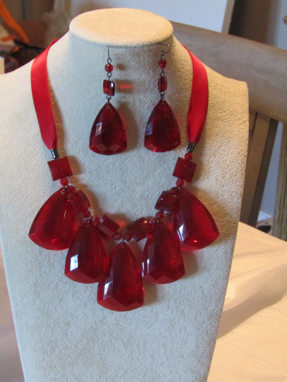 NWOT Red Facet Cut Plastic & Ribbon 16in Necklace 3in Extender Chain & Earrings