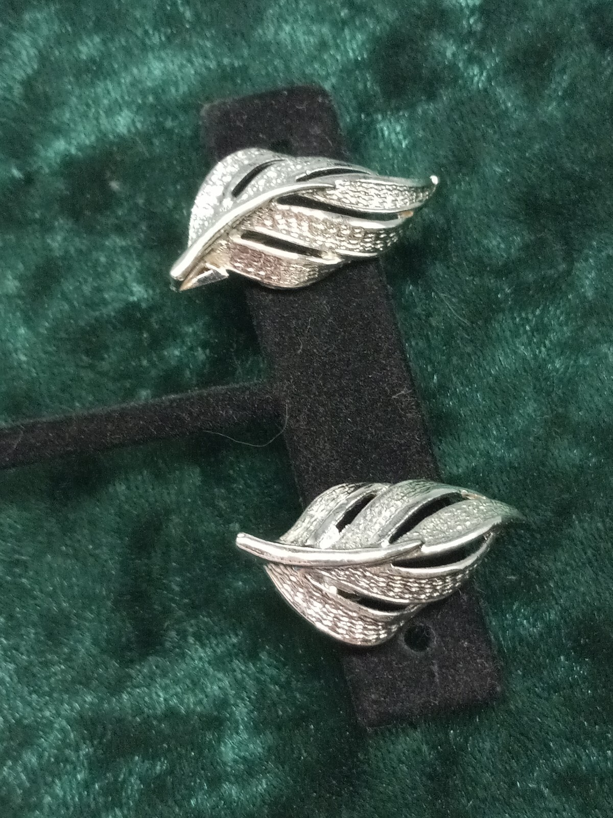 Detailed open work design silver tone Leaf Brooch & Clip-on Earring Set