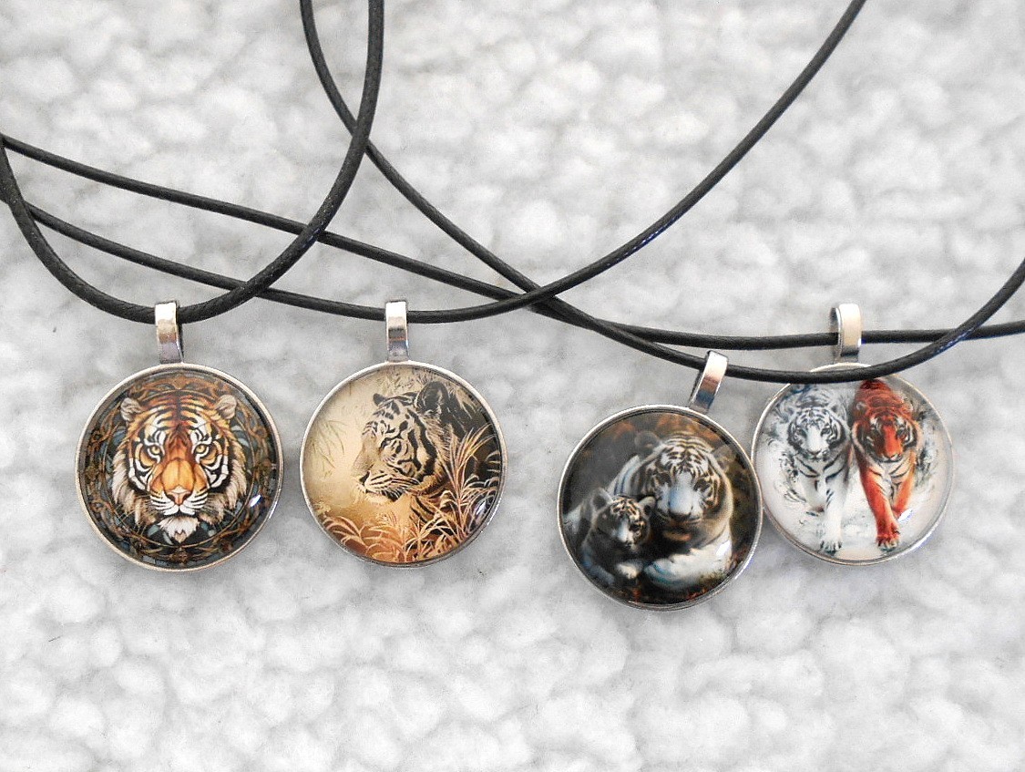 Tigers 26mm pendant, 20-21.5″, 51-55cm Adjustable Black Cord. (3C3)