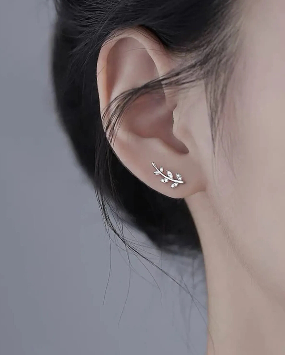 Cubic Zirconia Leaf Shape Pattern Fashion Stylish Stud Earrings (Silver) S925