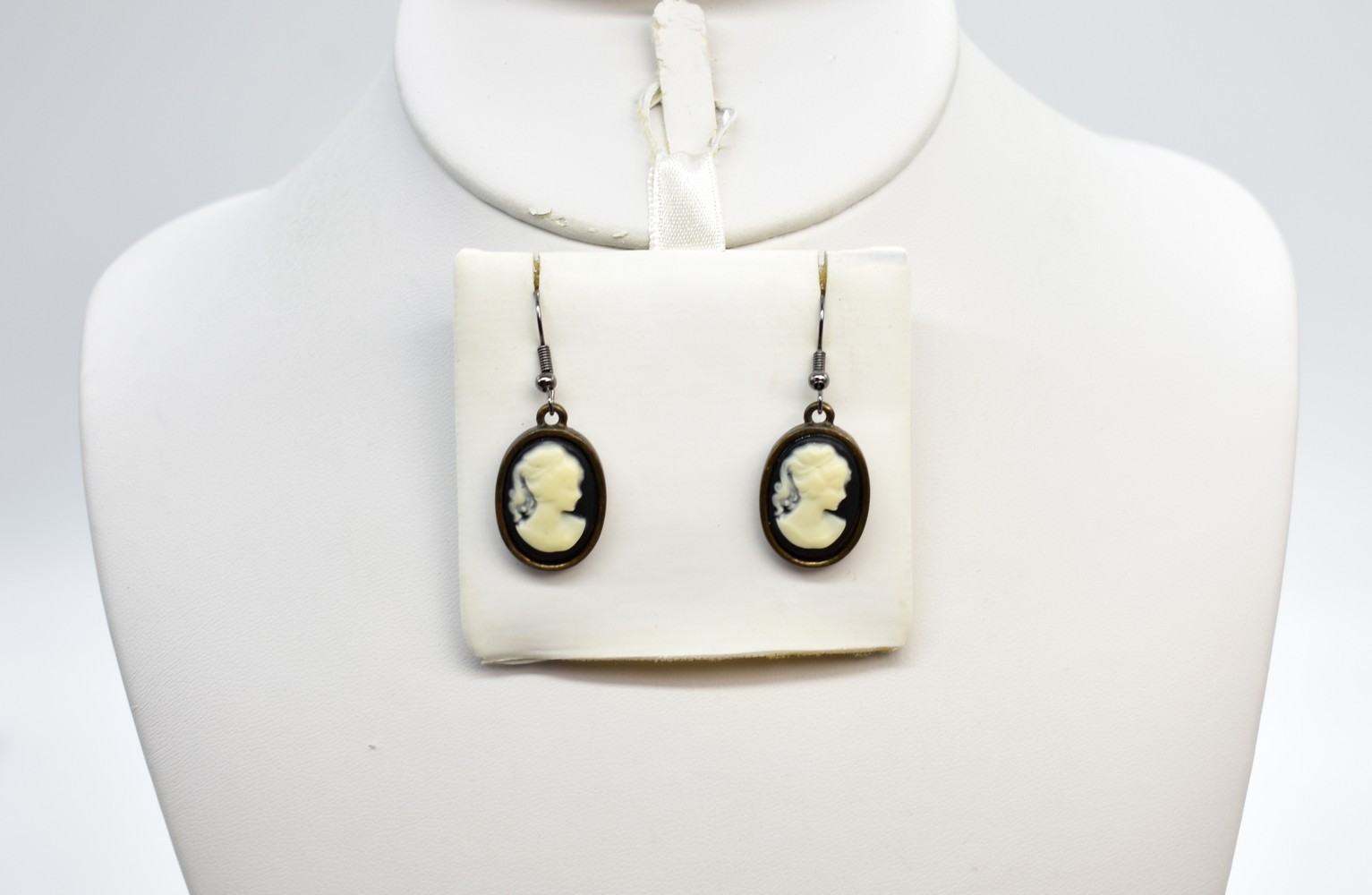 1 5/8″ Vintage Black & Cream Lady Cameo Oval Dangle Hook Earrings Black Plated