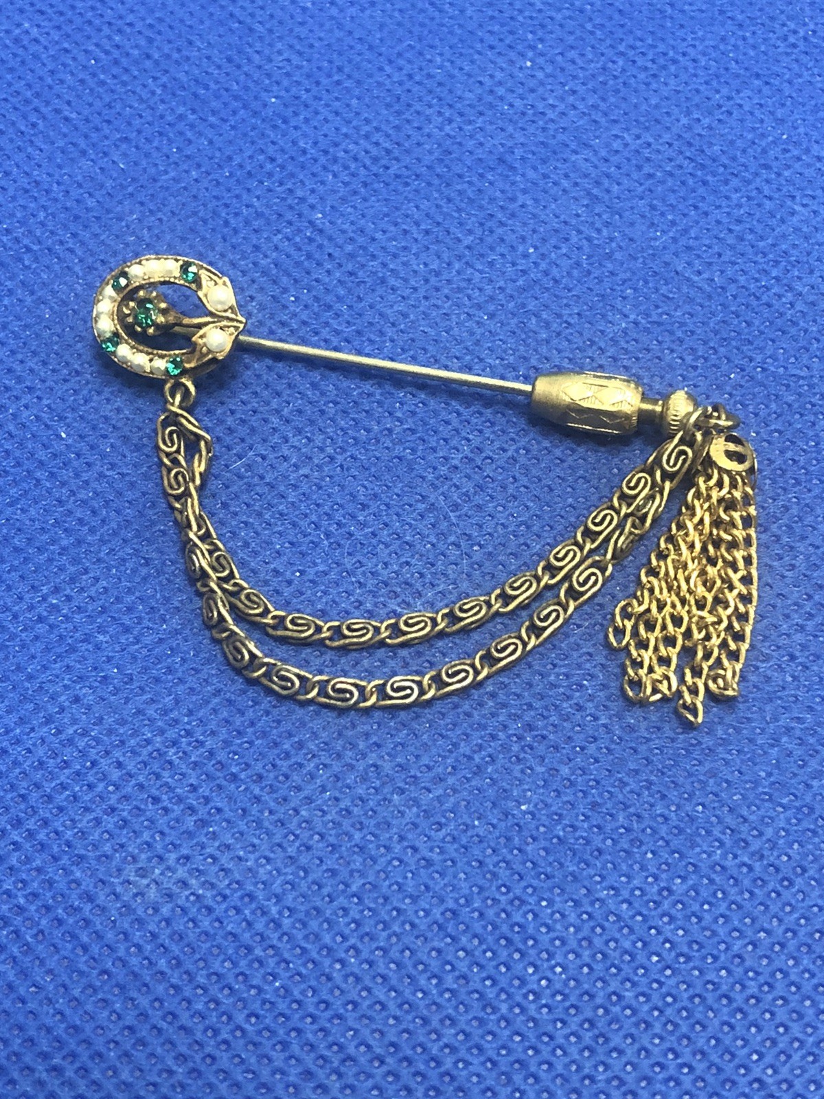 GOLD TONE STICKPIN WITH HORSE SHOE, SEED FAUX PEARLS, GREEN RHINESTONES, TASSELS