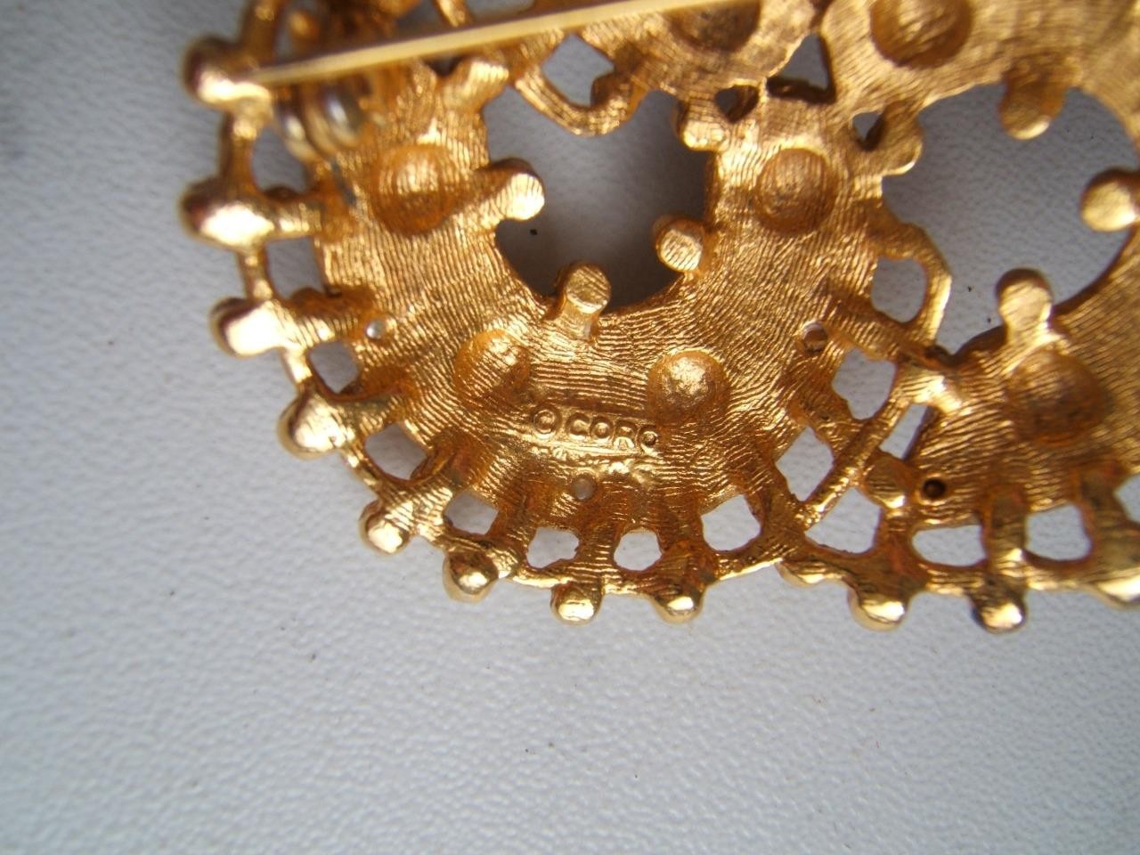 VINTAGE CORO GOLD TONE BROOCH PIN W/ RED & GREEN STONES