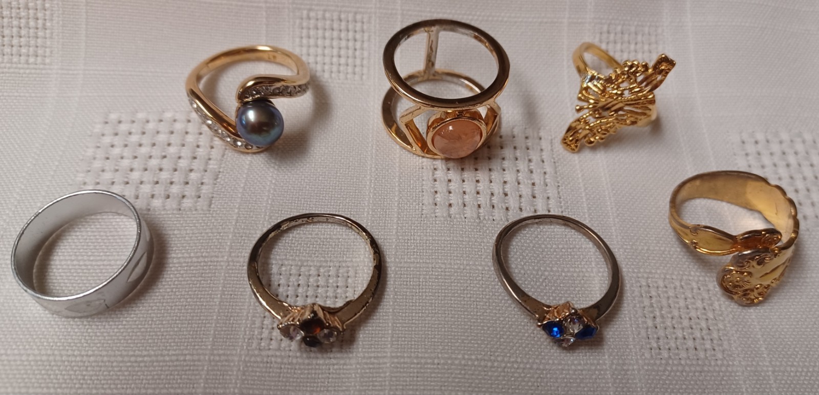 Jewelry lot 7 beautiful rings SIZE 6 to 6 1/2 faux black pearl Band