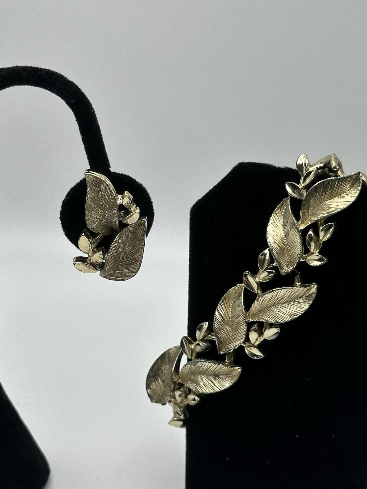Vintage Lisner Gold Tone Vine Leaf Bracelet And Clip On Earrings Set