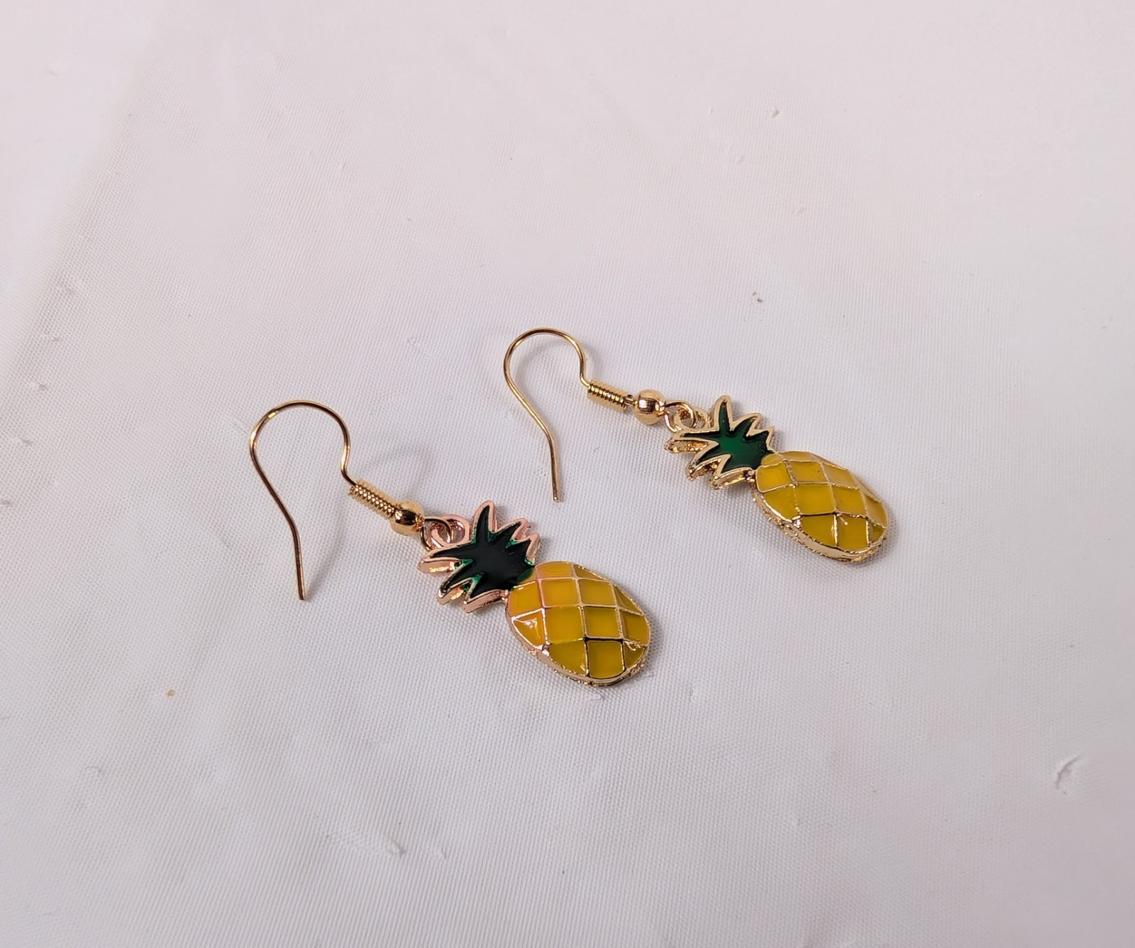 Hook Drop Dangle Pierced Earrings Gold Tone Pineapple Summer Fruit Food Fun