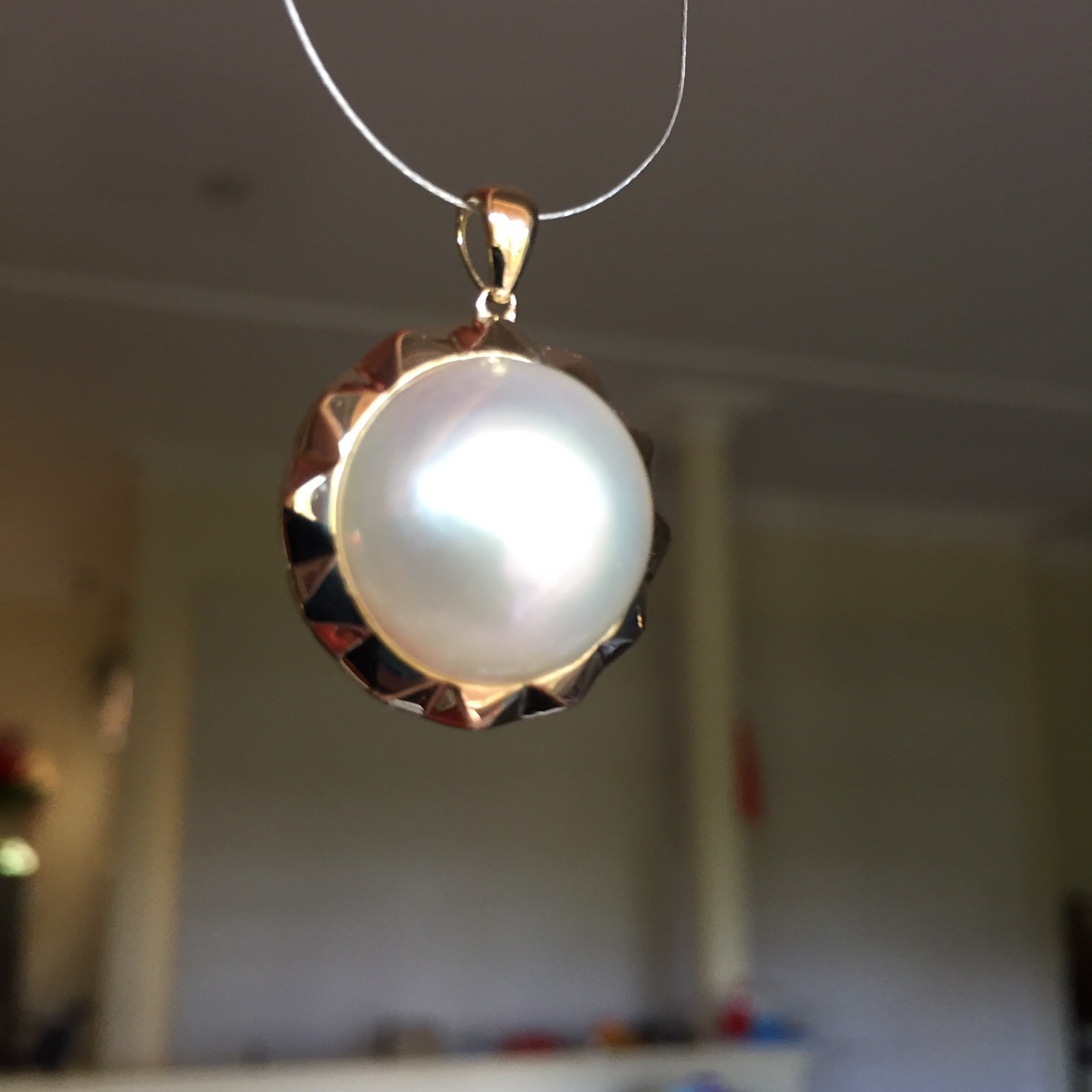 Top luster 16mm Seawater Mabe pearl Natural White 9k Gold Pendant 25.25cts